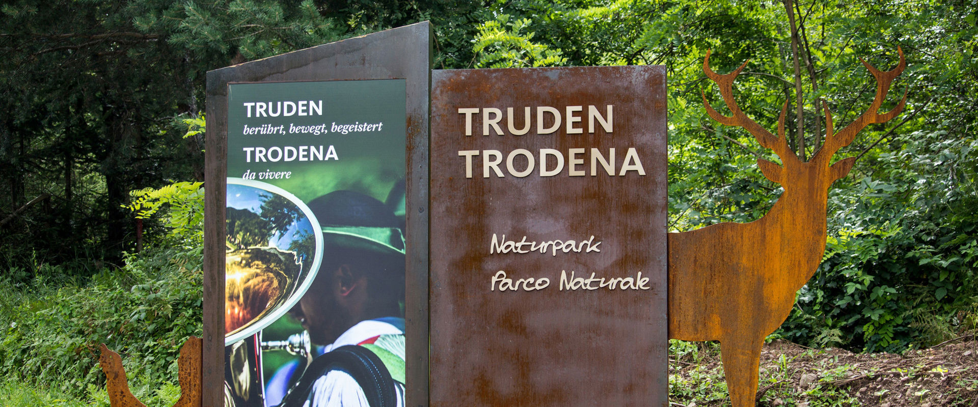 Parco Naturale Monte Corno Cartello metallico del Parco Naturale Monte Corno.